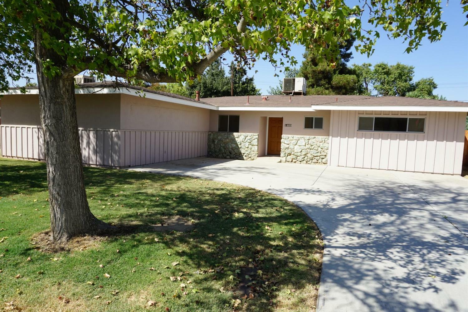 1460 E Carol Avenue  Pixley CA 93256 photo