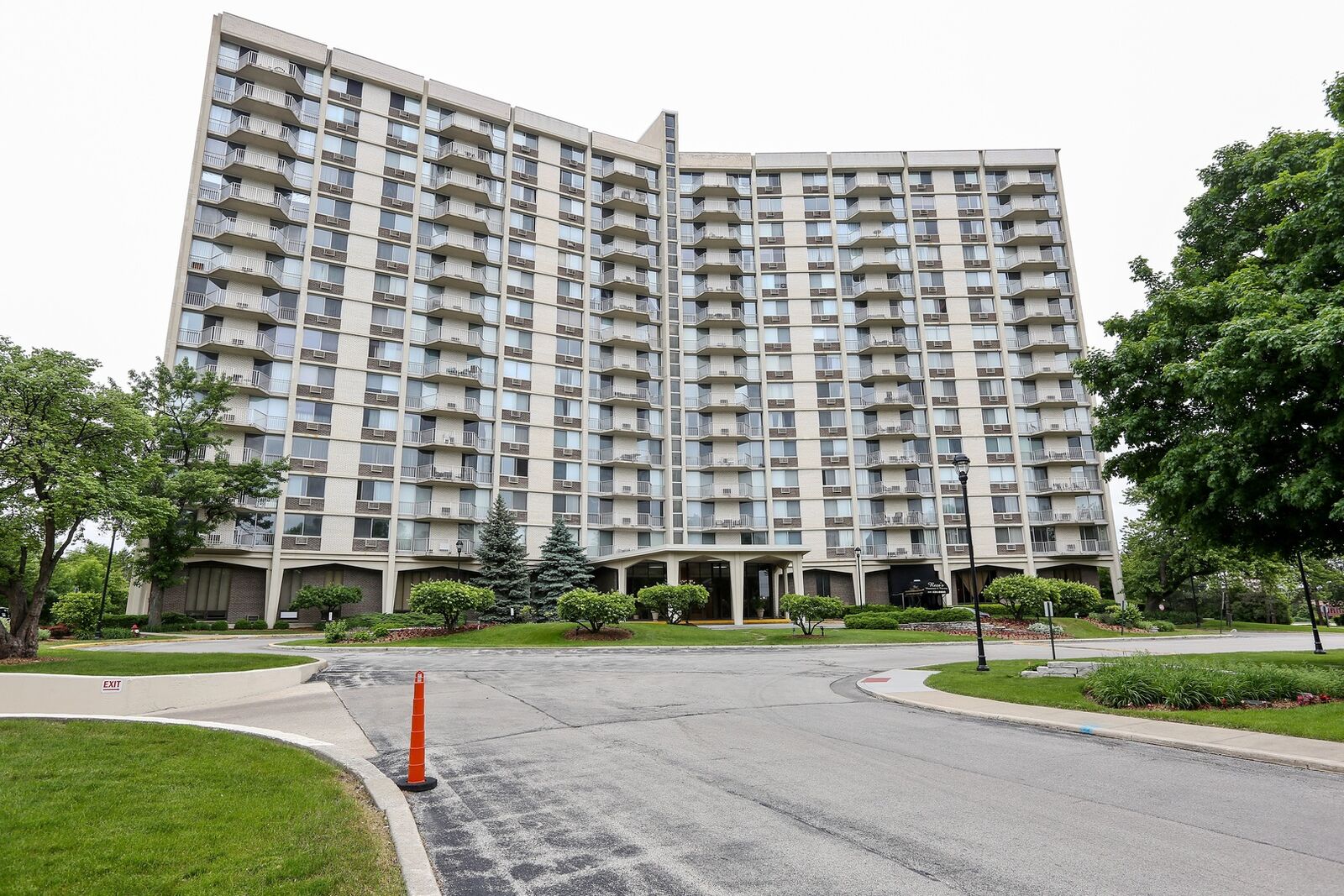 Property Photo: 40 North Tower Road 6G IL 60523