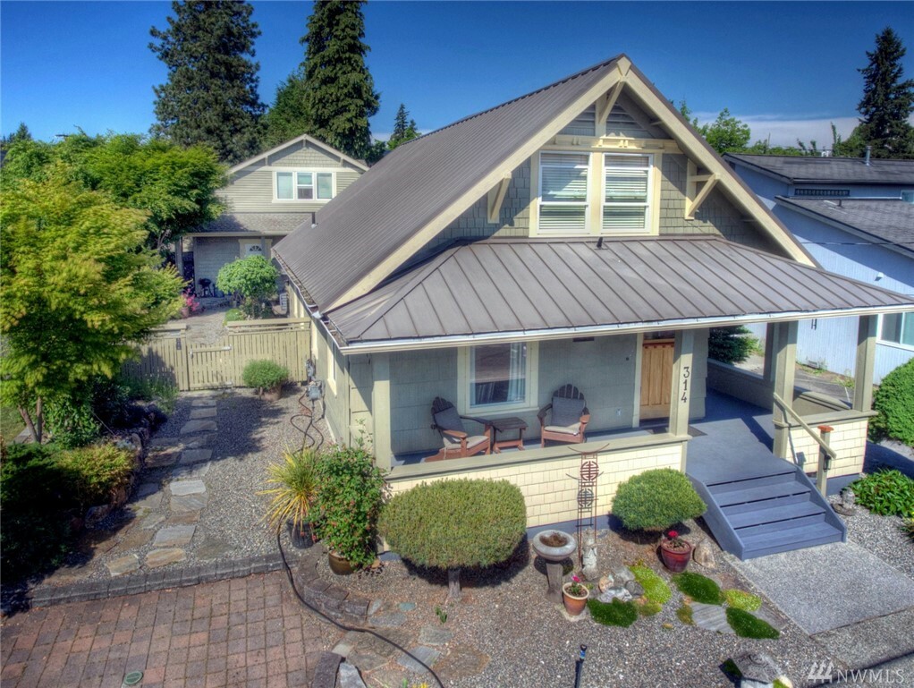 Property Photo:  314 10th Ave W  WA 98033 