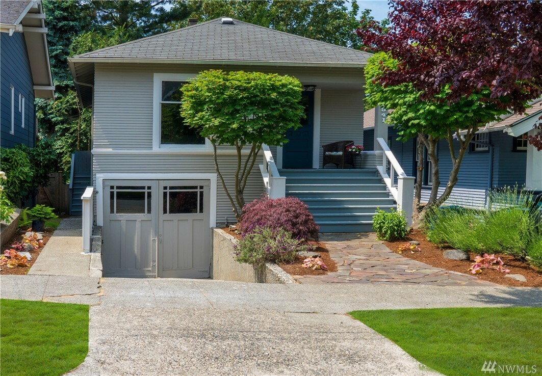 Property Photo:  2541 2nd Ave W  WA 98119 