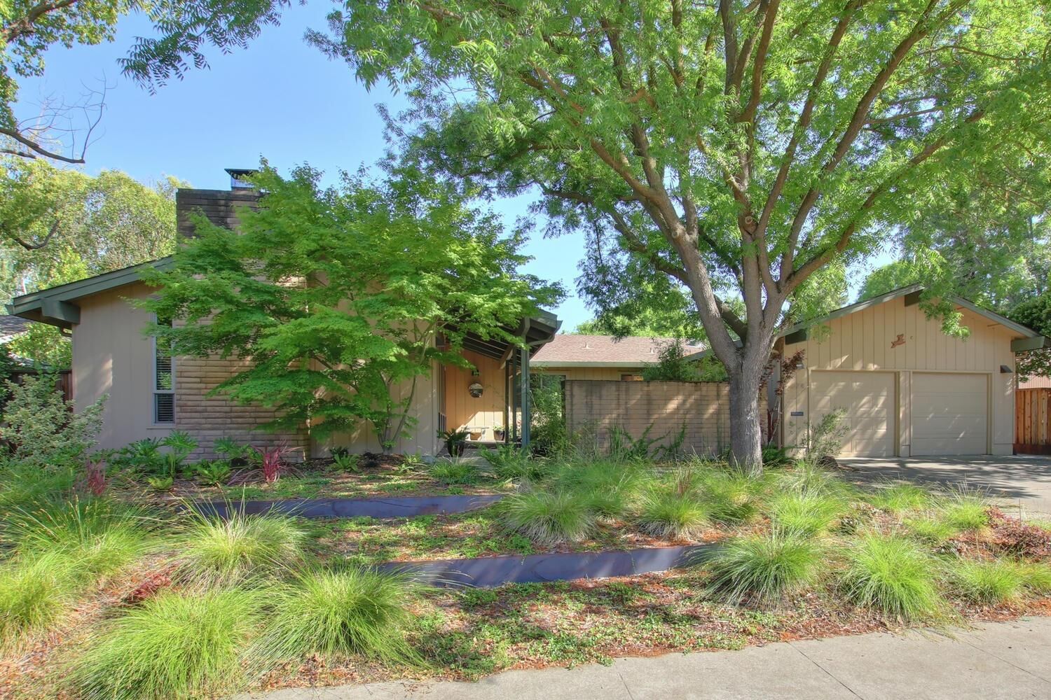 Property Photo: 624 Del Oro Place CA 95616