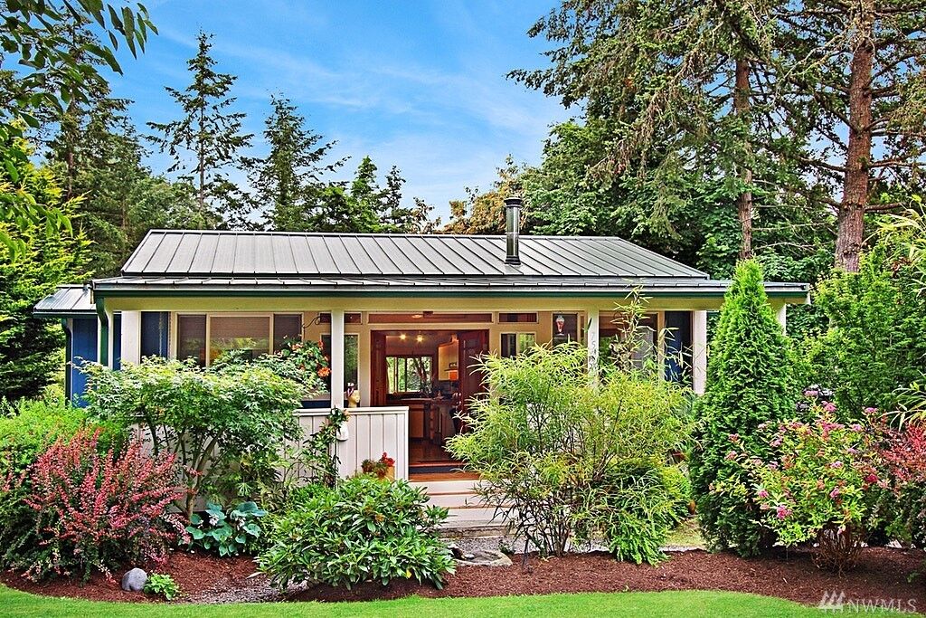 Property Photo:  7573 NE Emerald Wy  WA 98110 