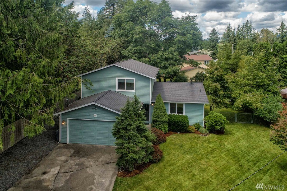 Property Photo:  700 NE 8th St  WA 98045 