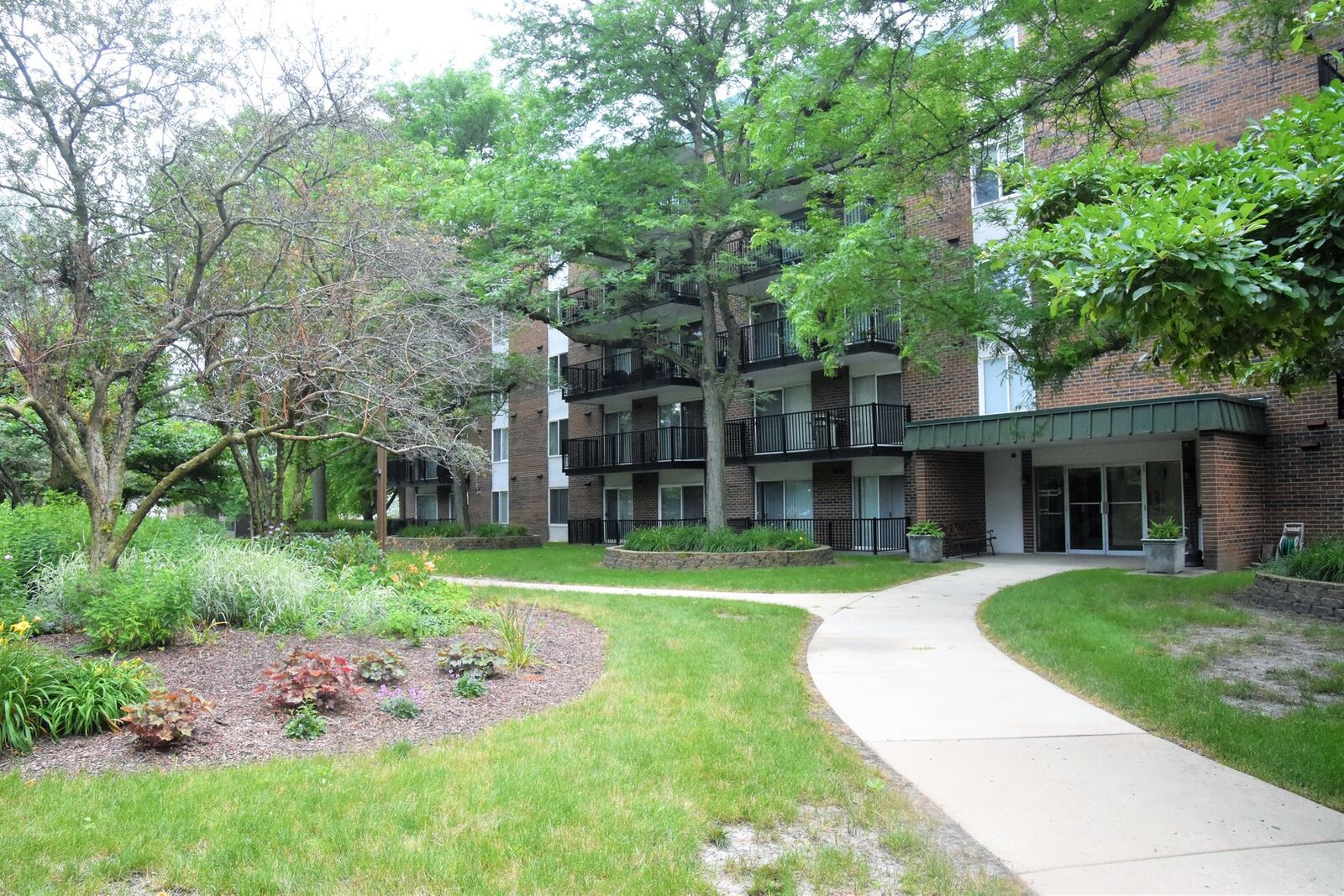 Property Photo:  5S040 Pebblewood Lane W201  IL 60563 