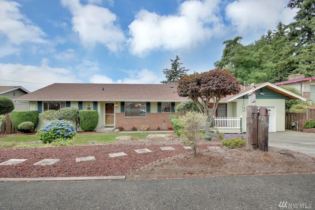 Property Photo:  1417 Monterey Ave NE  WA 98056 
