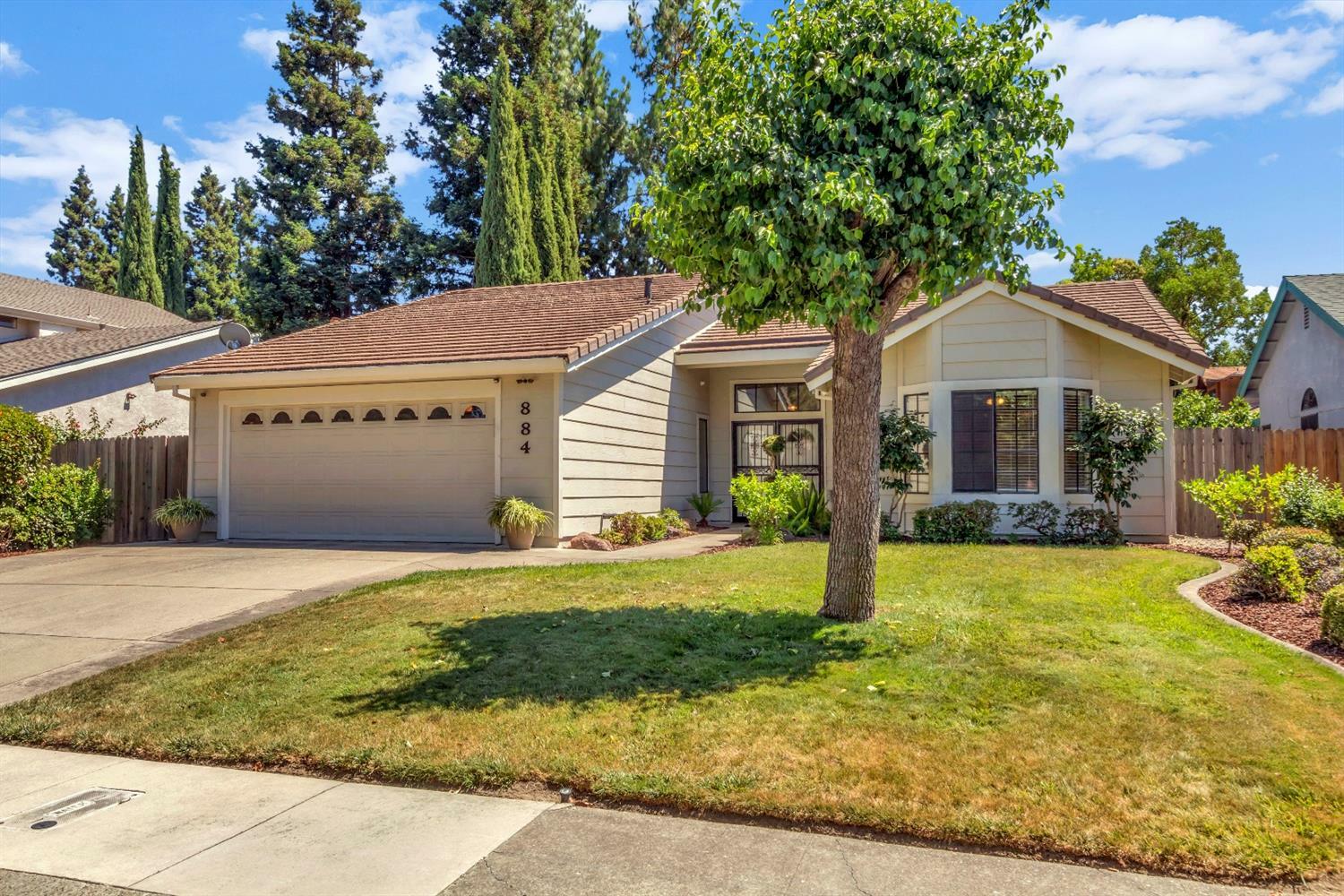 Property Photo:  884 Shellwood Way  CA 95831 