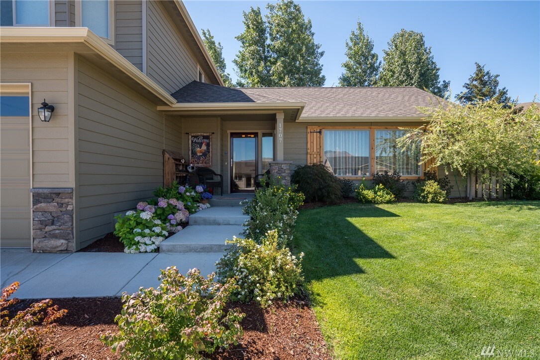 Property Photo:  1707 Toaimnic Dr  WA 98801 
