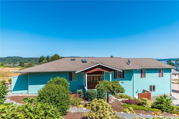 Property Photo:  601 Maplewood Lp  WA 98277 