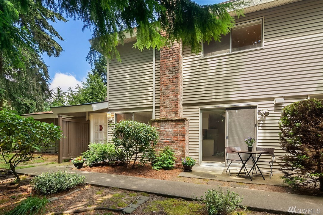 Property Photo:  424 214th St SW 24C  WA 98021 