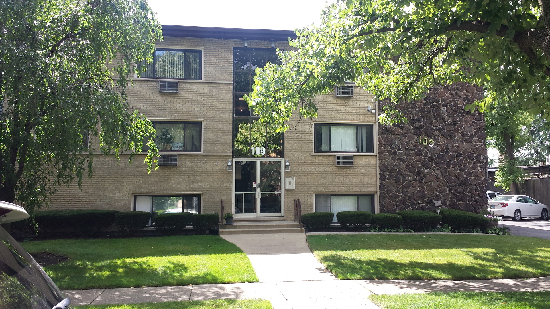 Property Photo: 109 Elmwood Avenue 13 IL 60302