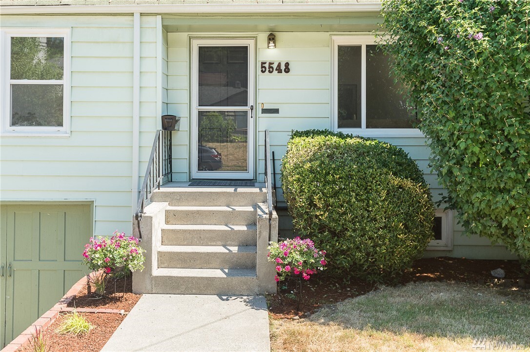 Property Photo:  5548 39th Ave NE  WA 98105 