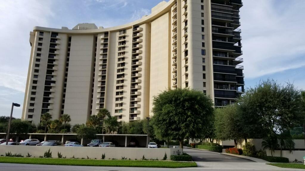 Property Photo:  2480 Presidential Way 1003  FL 33401 