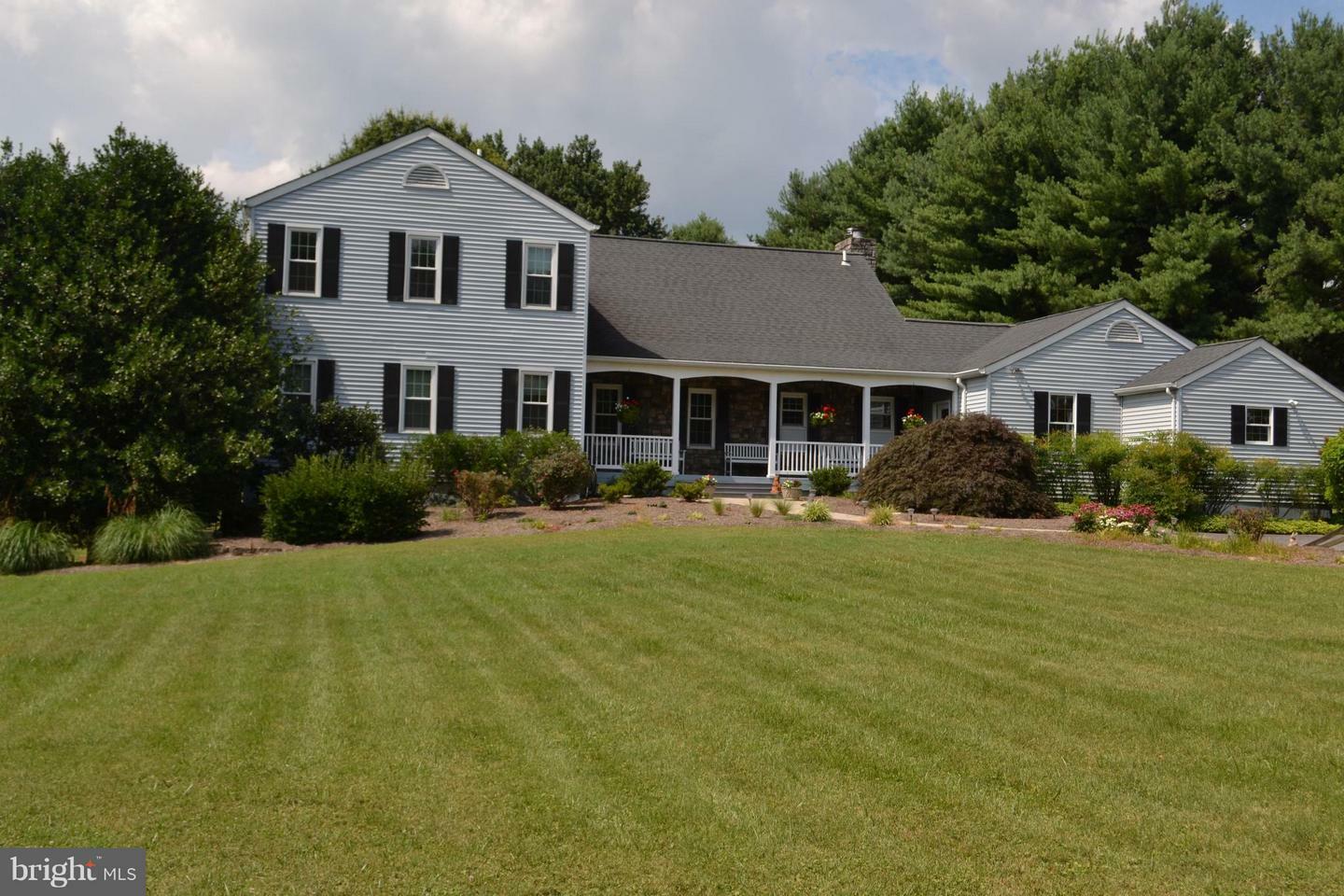 Property Photo:  18605 Willow Oak Drive  MD 20855 