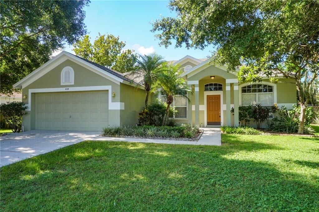 Property Photo: 829 Walsingham Way FL 33594
