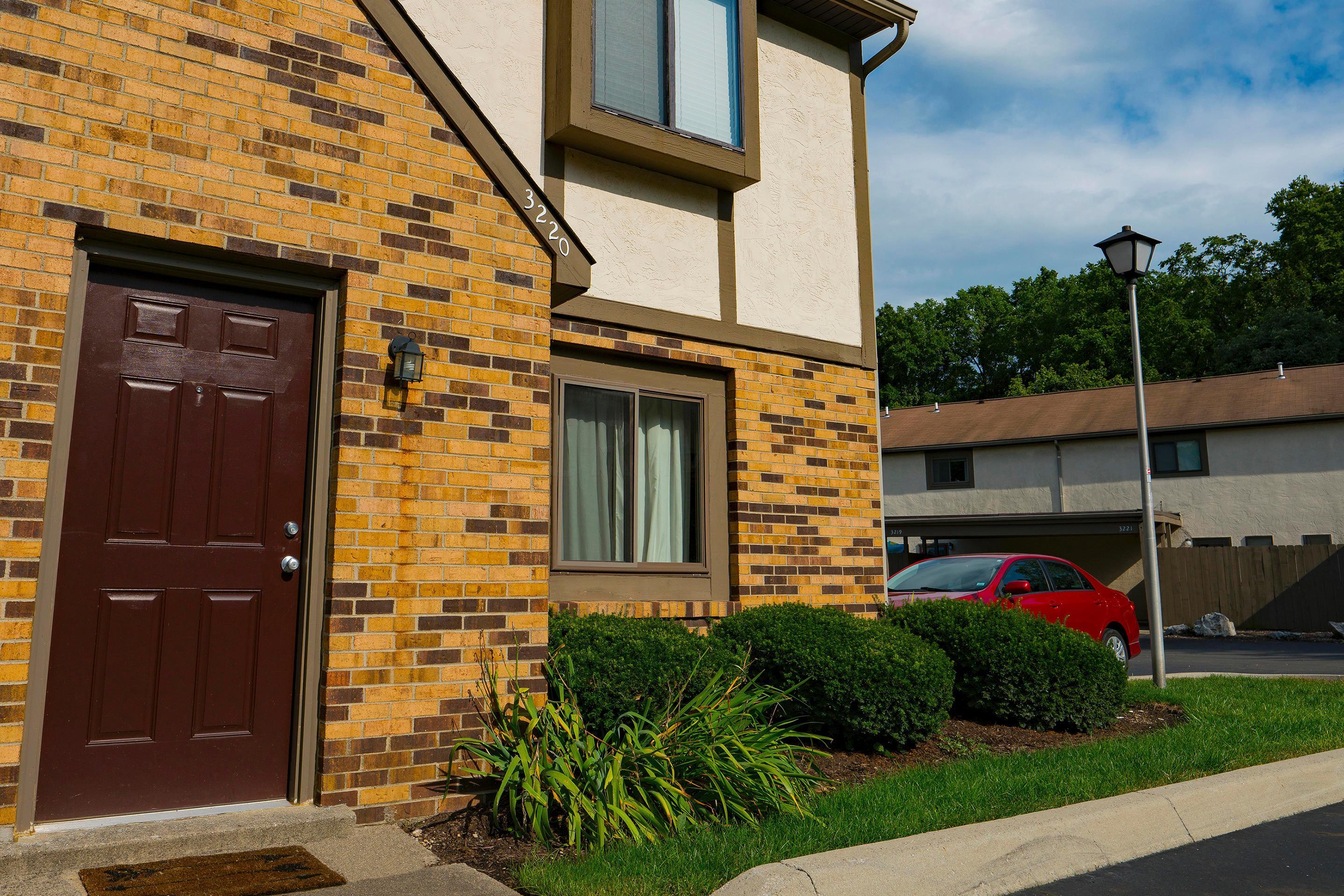 Property Photo: 3220 Summerdale Lane OH 43221