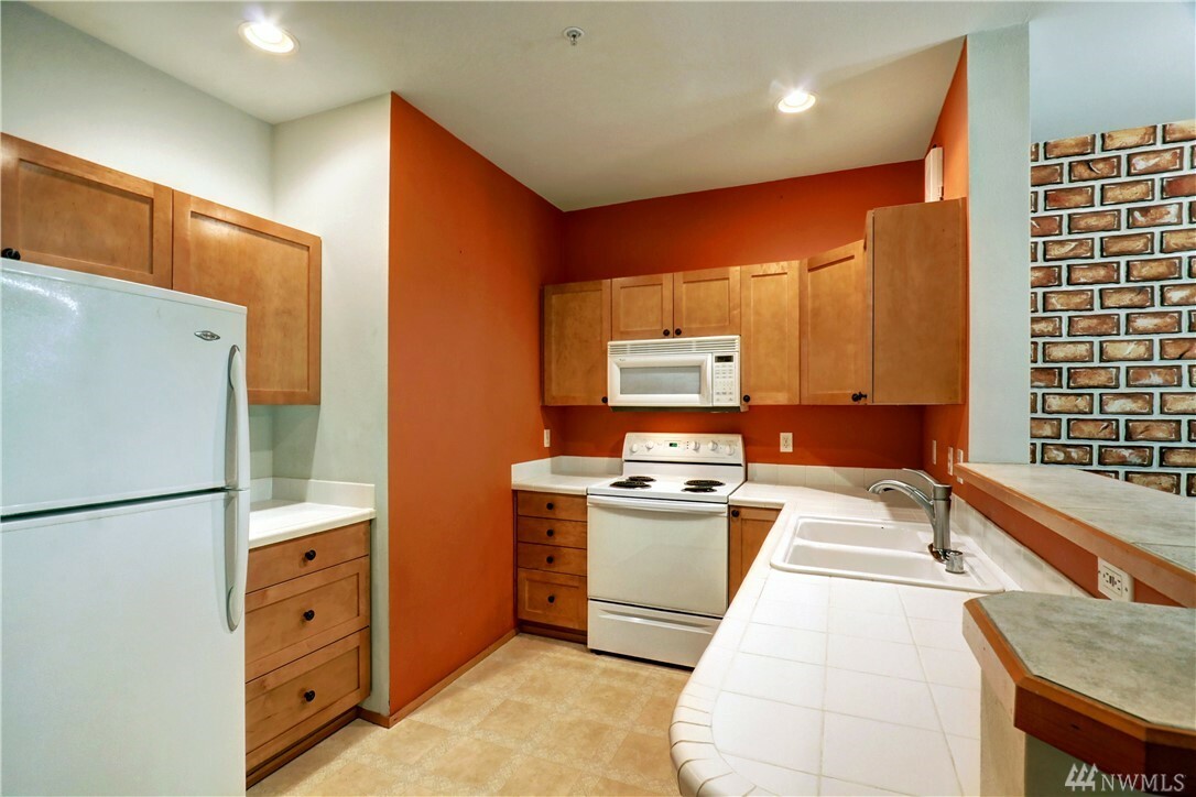 Property Photo:  12712 Admiralty Wy B205  WA 98204 