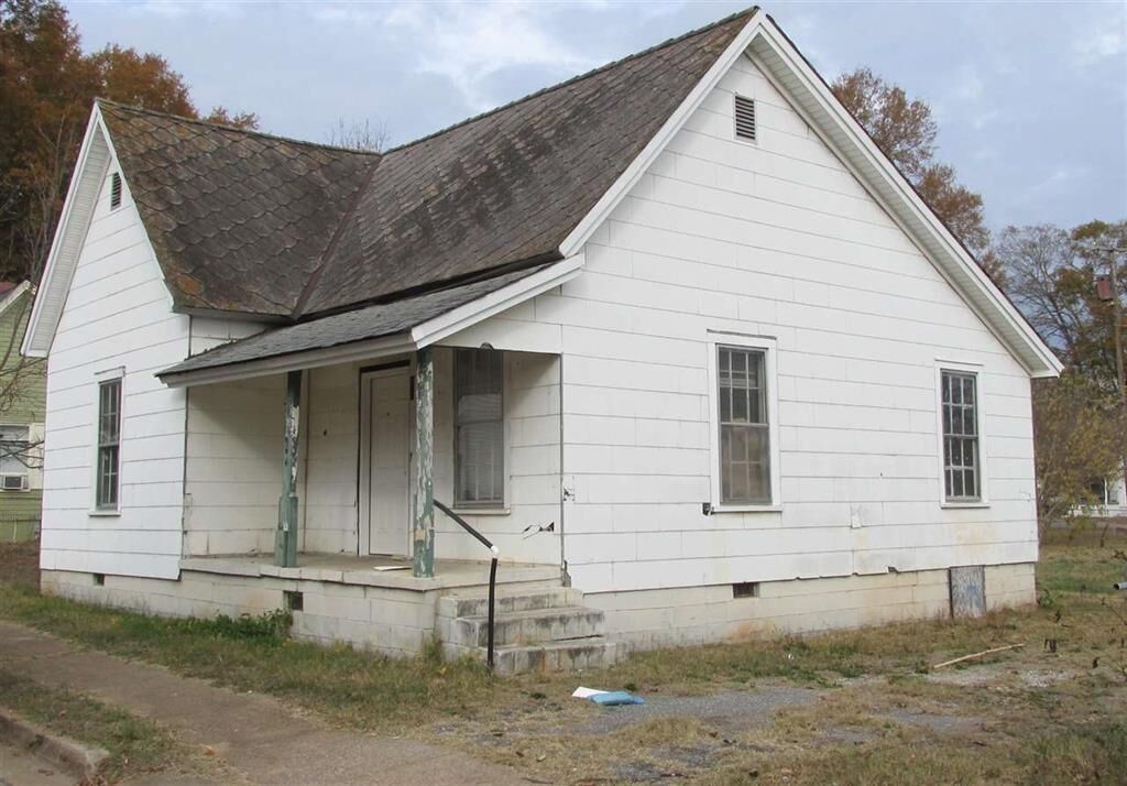 Property Photo:  304 G Street  SC 29626-4147 