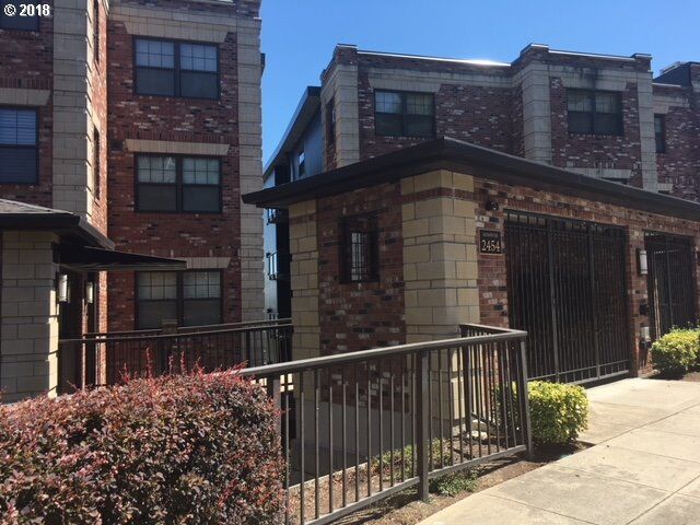 Property Photo:  2454 NW Westover Rd 5-104  OR 97210 