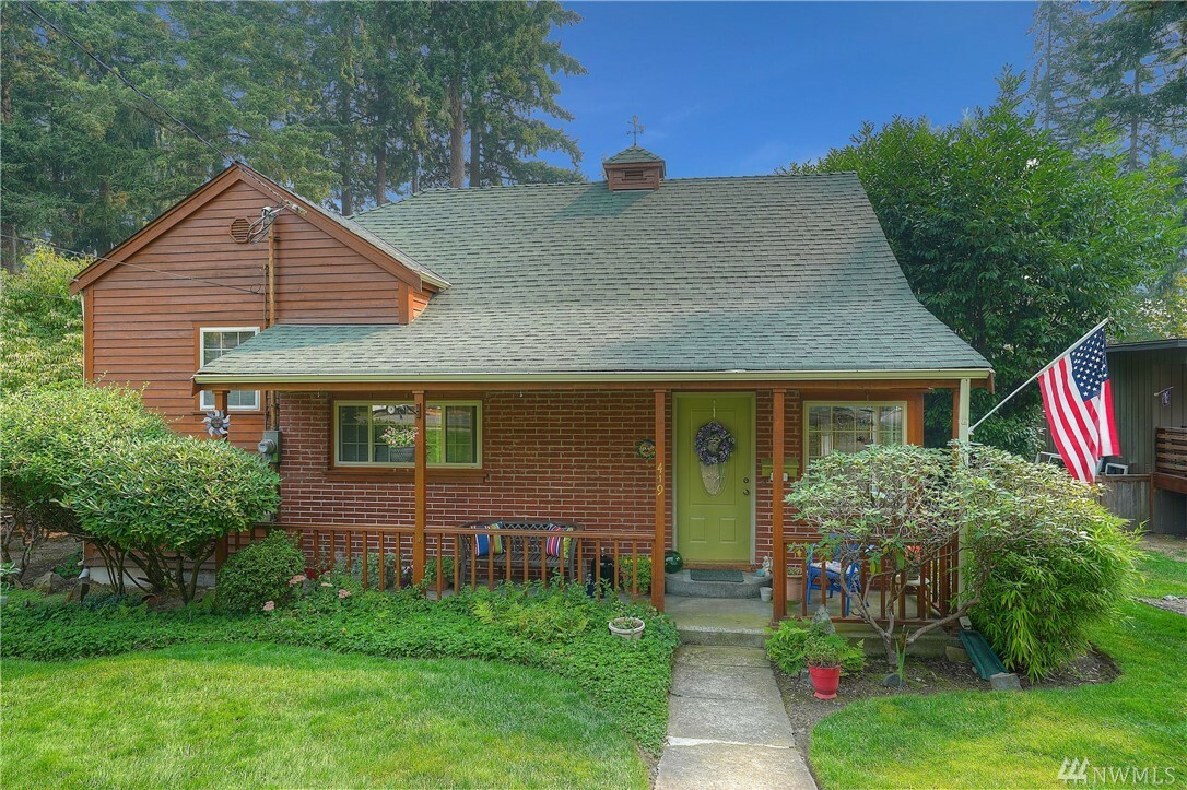 Property Photo:  419 Harvard Ave  WA 98466 