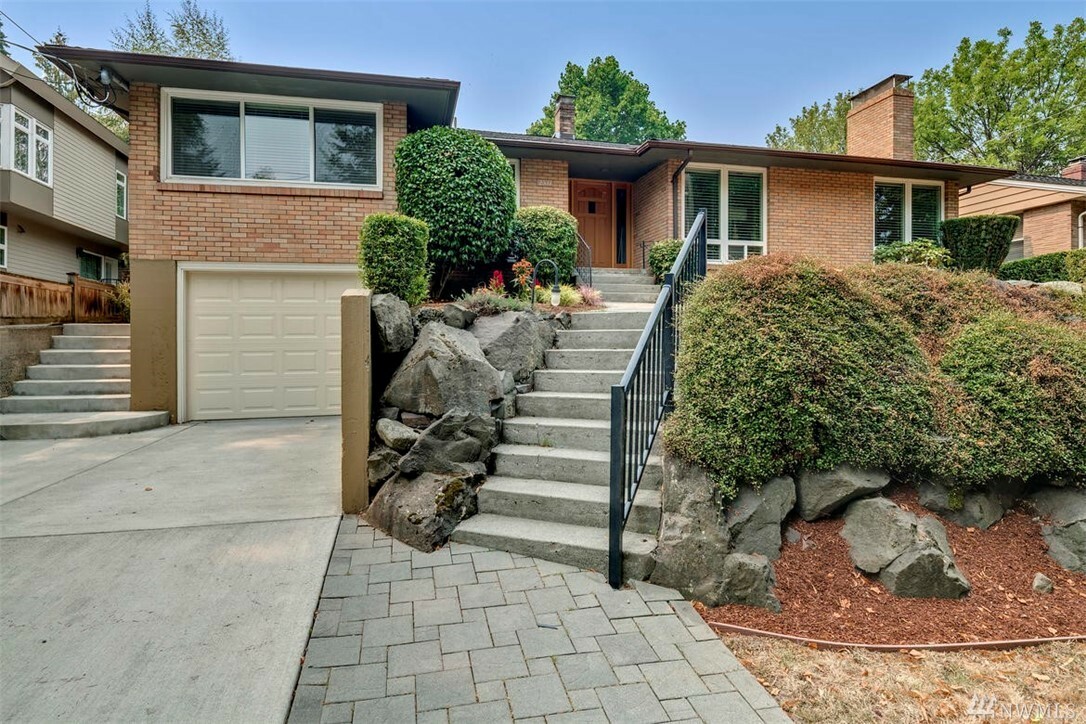 Property Photo:  2511 Lake Washington Blvd E  WA 98112 