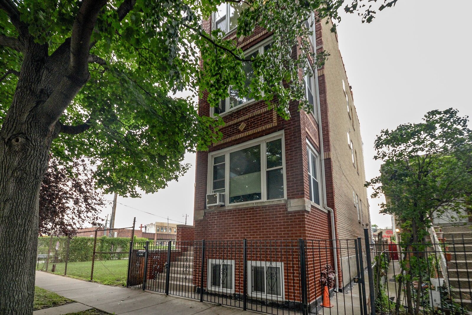 Property Photo: 2421 Rice Street 3 IL 60622