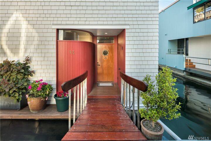 Property Photo:  10 E Roanoke St 13  WA 98102 