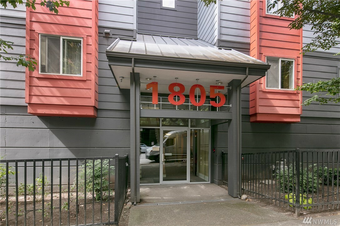 Property Photo:  1805 Bellevue Ave 204  WA 98122 