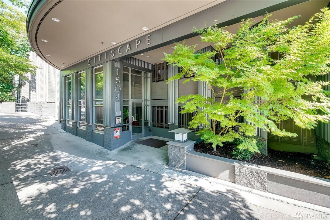 Property Photo: 1504 Aurora Ave N 106 WA 98109
