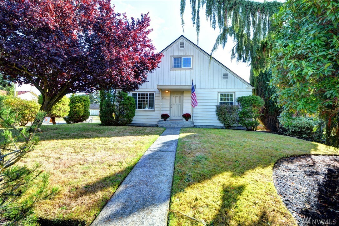 Property Photo:  2501 Harrison Ave  WA 98201 