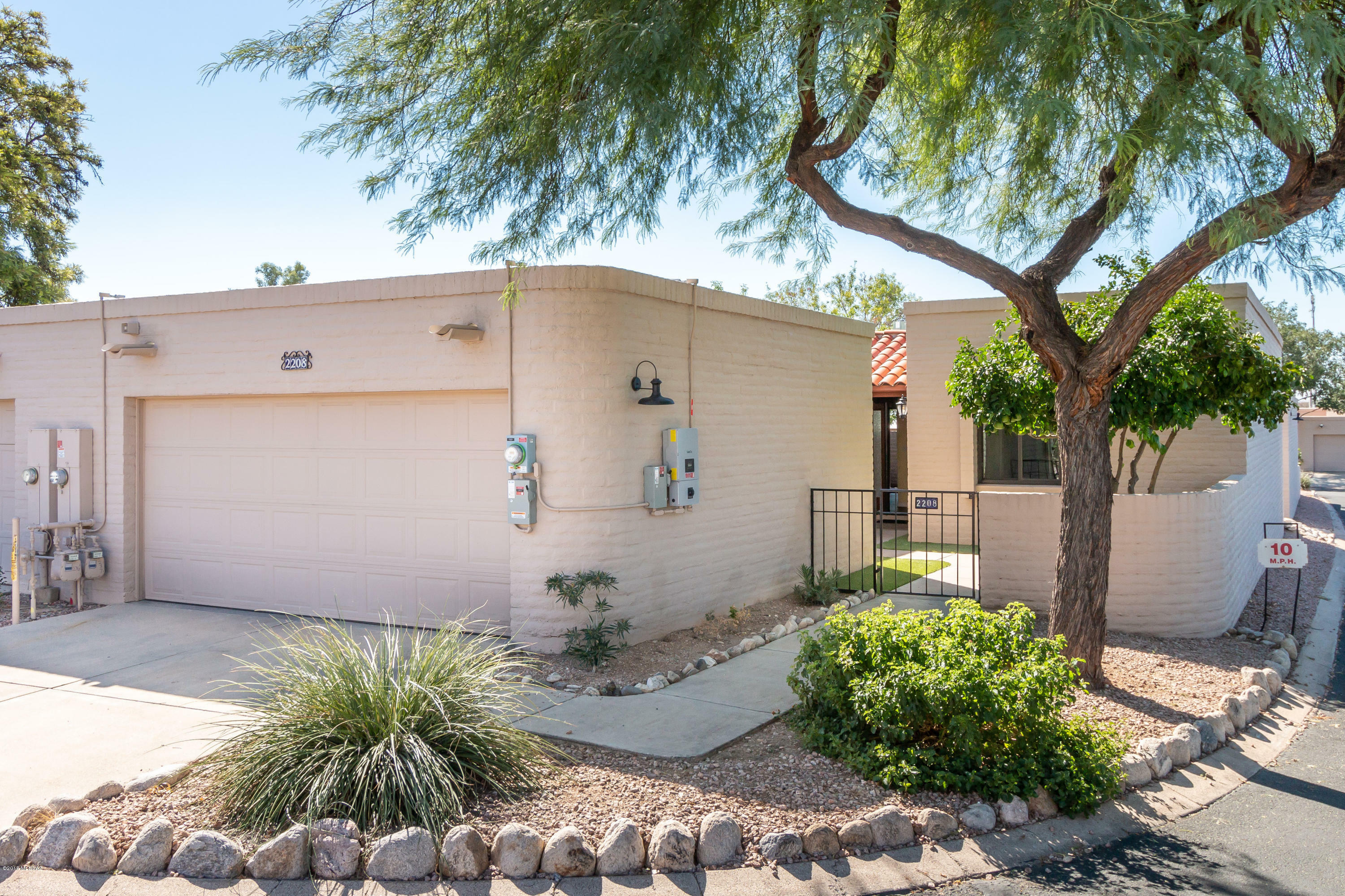 Property Photo:  2208 E Camino Rio  AZ 85718 