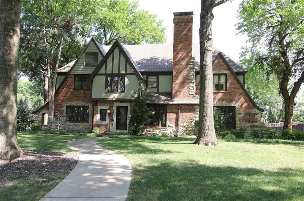 Property Photo: 1250 W 61st Terrace MO 64113