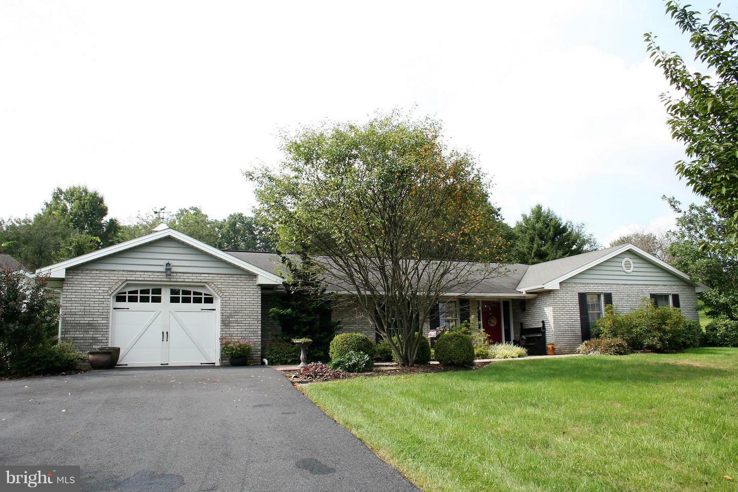Property Photo: 1824 Hearthstone Lane PA 17057