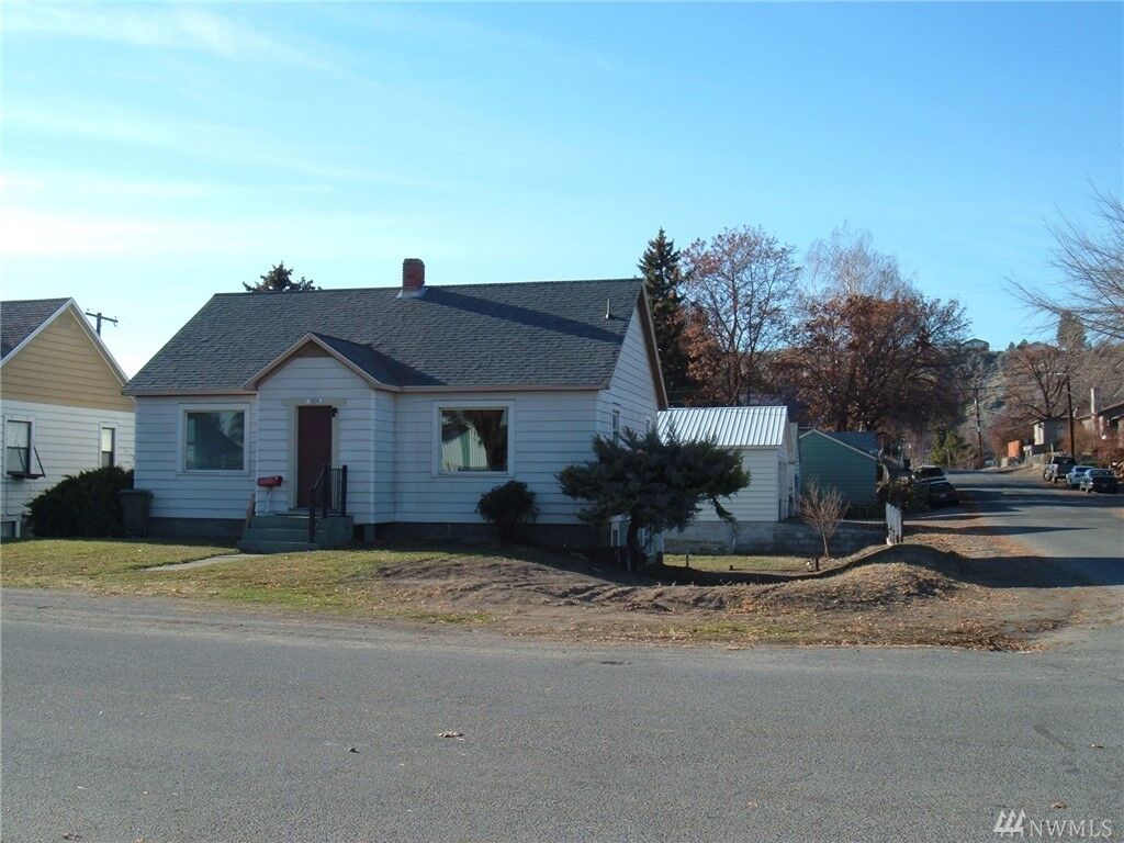 Property Photo:  304 Cedar St S  WA 98841 