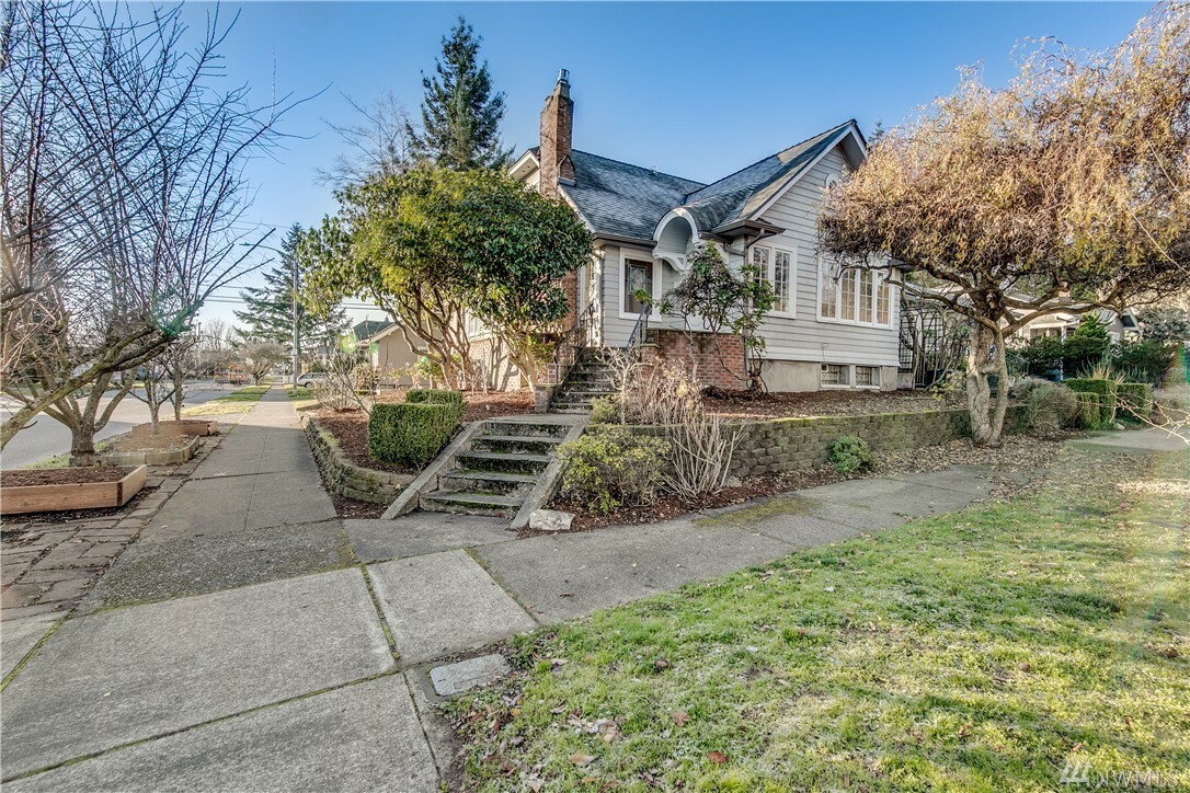 Property Photo:  818 N Alder St  WA 98406 