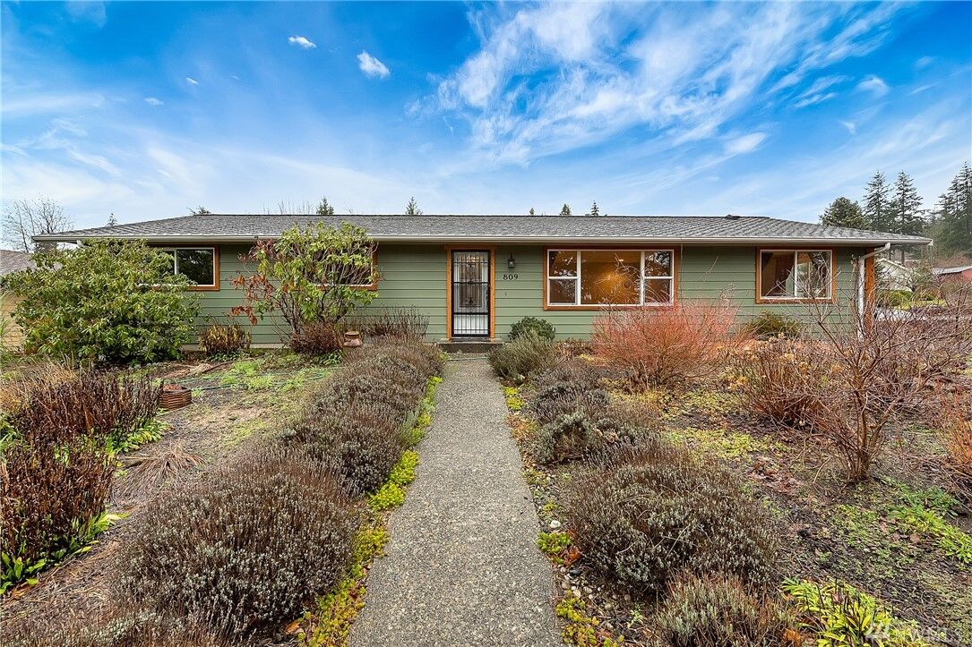 Property Photo: 809 38th St WA 98229