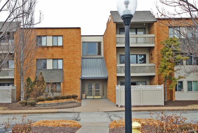 Property Photo:  950 East Rue De La Banque 207   63141 