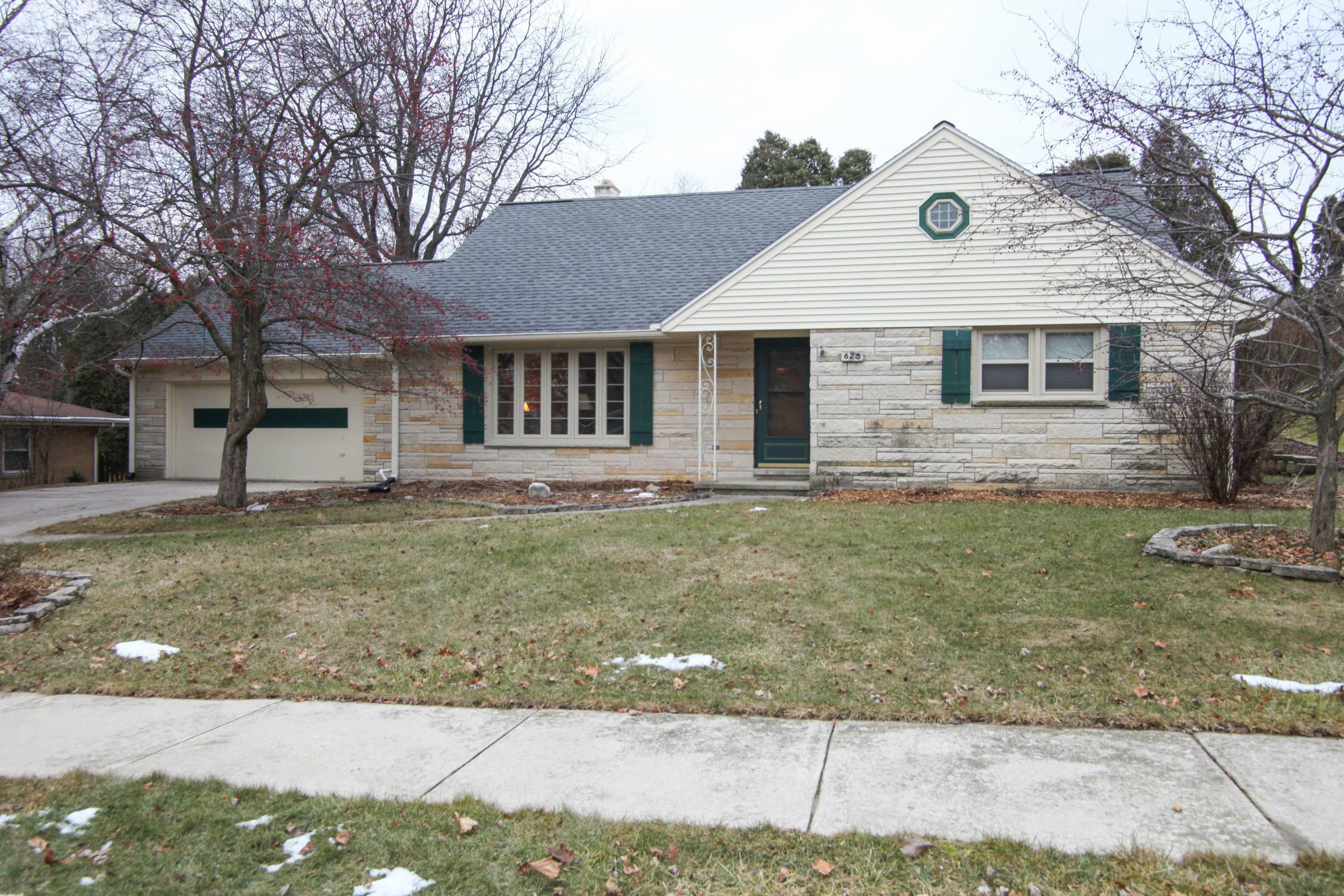 Property Photo:  625 Orchard St  WI 53095 