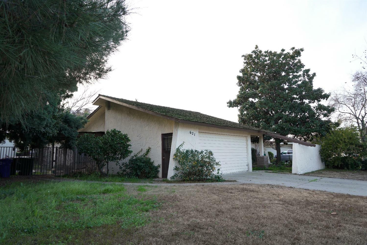 Property Photo:  621 Village Green Street  CA 93257 