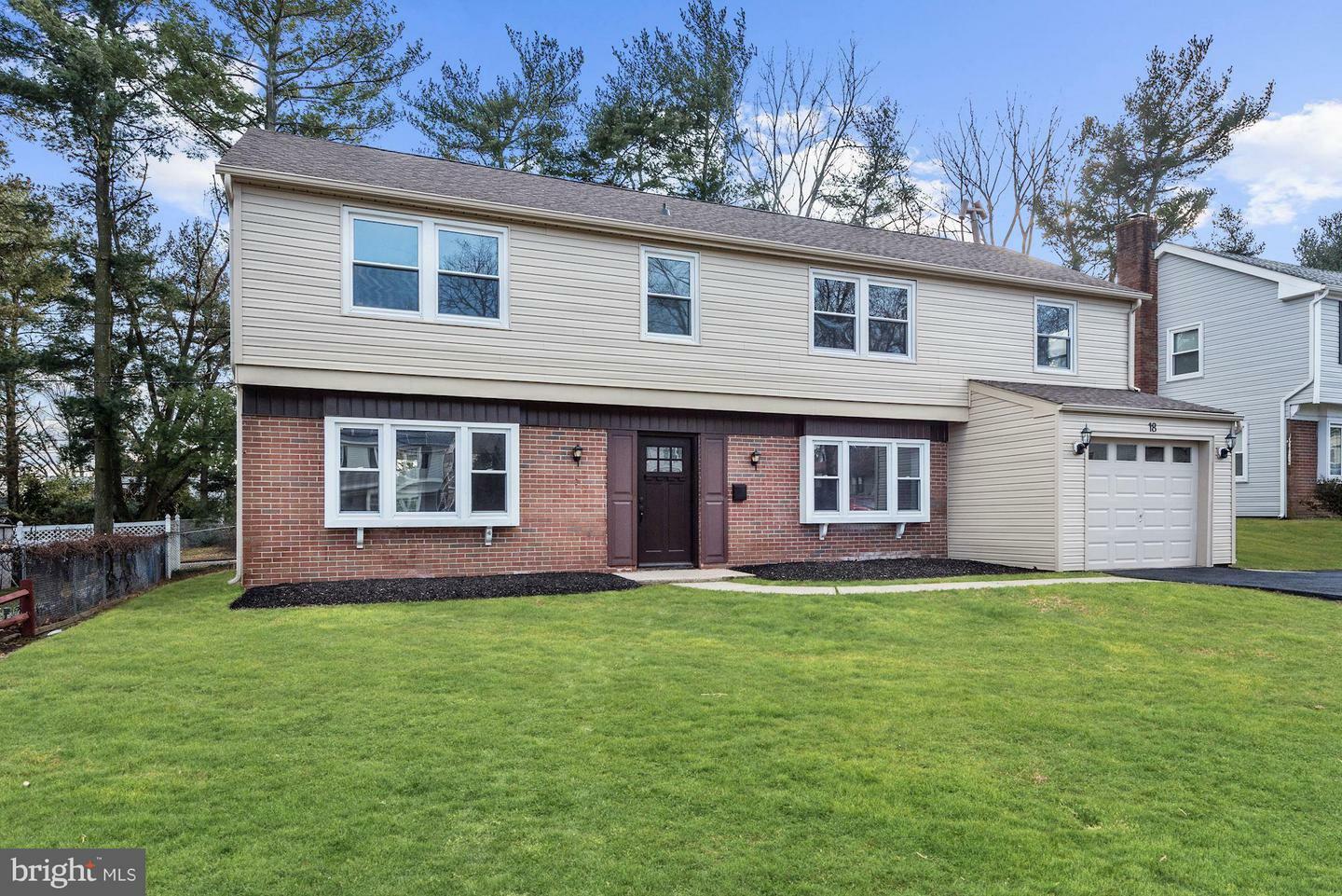 Property Photo:  18 Hinsdale Lane  NJ 08046 