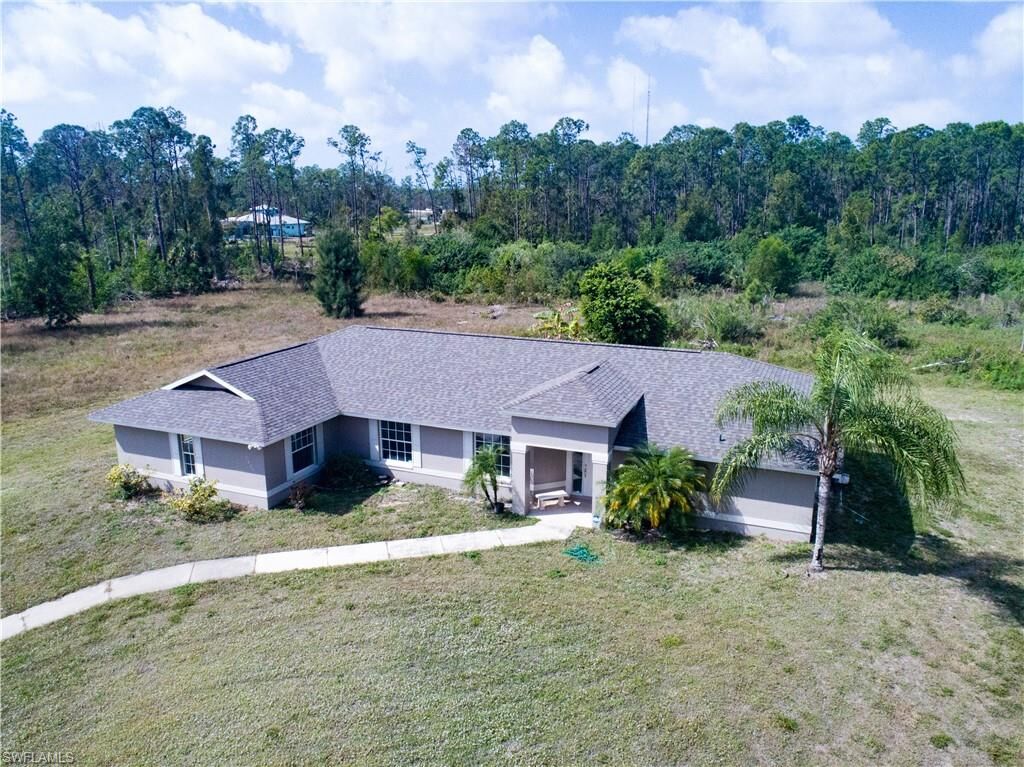 Property Photo: 2825 Sandy Ln FL 34112