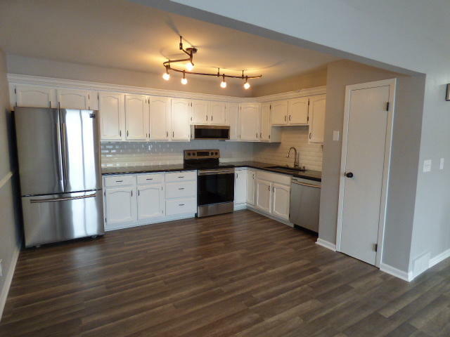 Property Photo: 10245 W Parkedge Cir B WI 53132