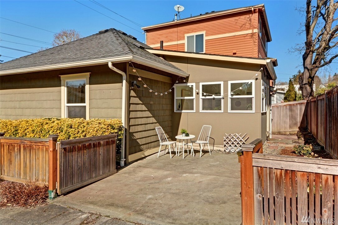 Property Photo:  402 31st Ave E  WA 98112 