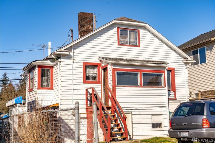 Property Photo:  327 N 105th St  WA 98113 