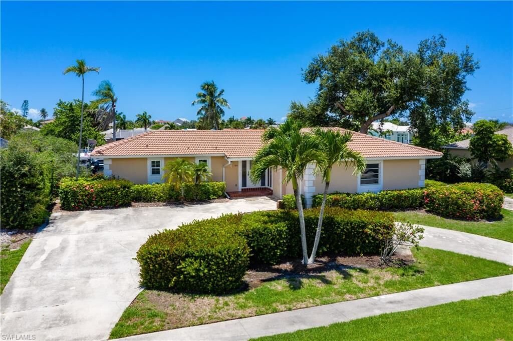 Property Photo:  810 Apple Ct  FL 34145 