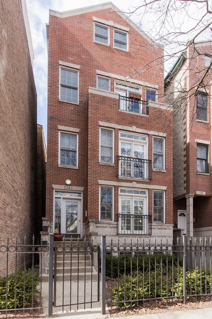 Property Photo: 1342 North Wolcott Avenue 1 IL 60622