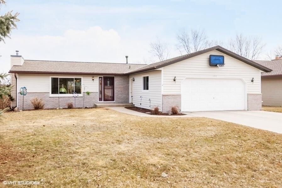 Property Photo:  1213 Villa Park Dr  WI 53090 