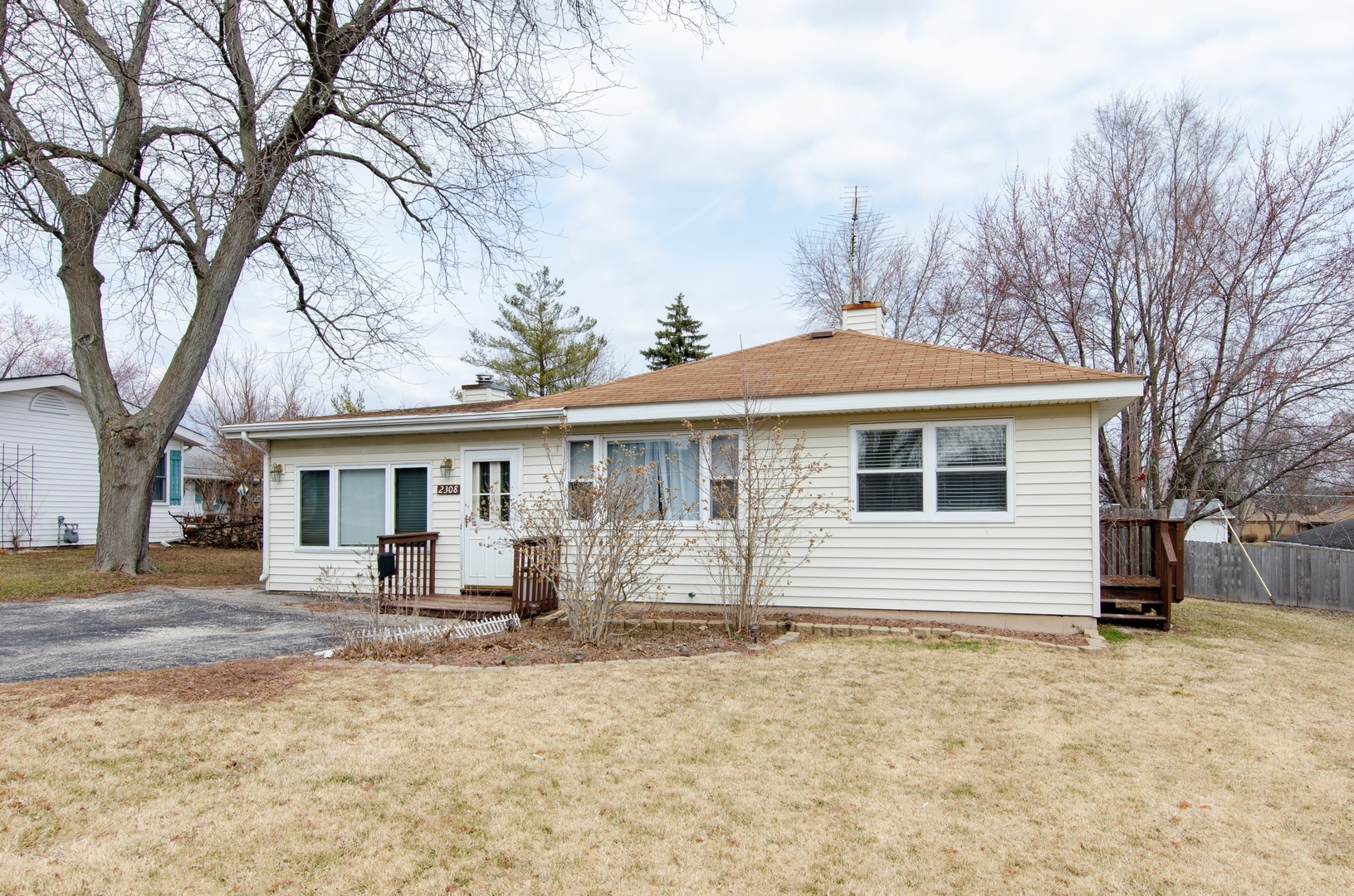 Property Photo:  2308 Valley Drive  IL 60046 