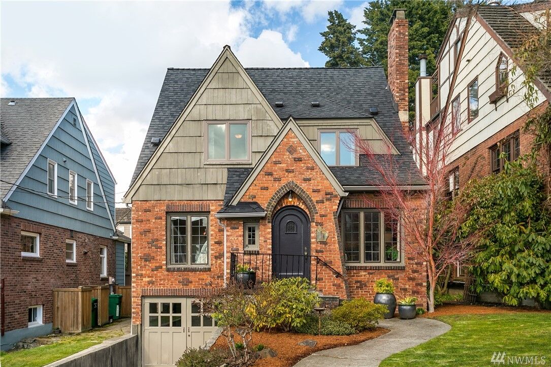 Property Photo: 4332 NE 43rd St WA 98105