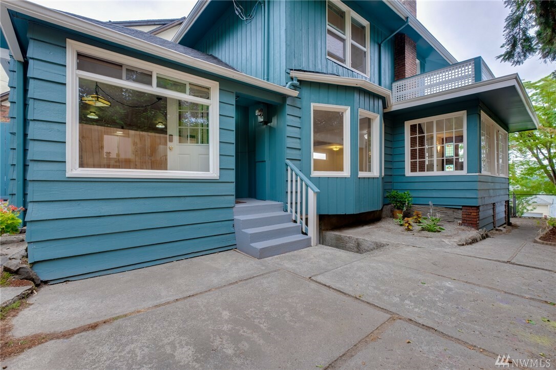 Property Photo:  611 Washington Ave  WA 98337 