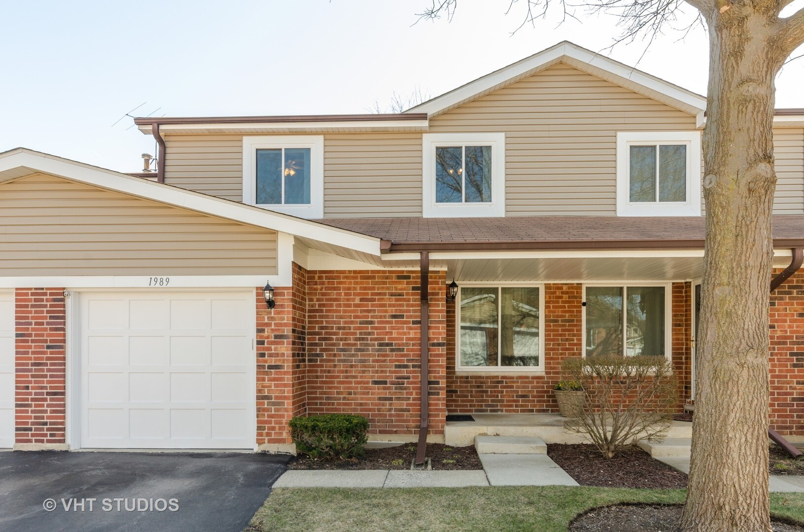Property Photo: 1989 North Heritage Circle IL 60074